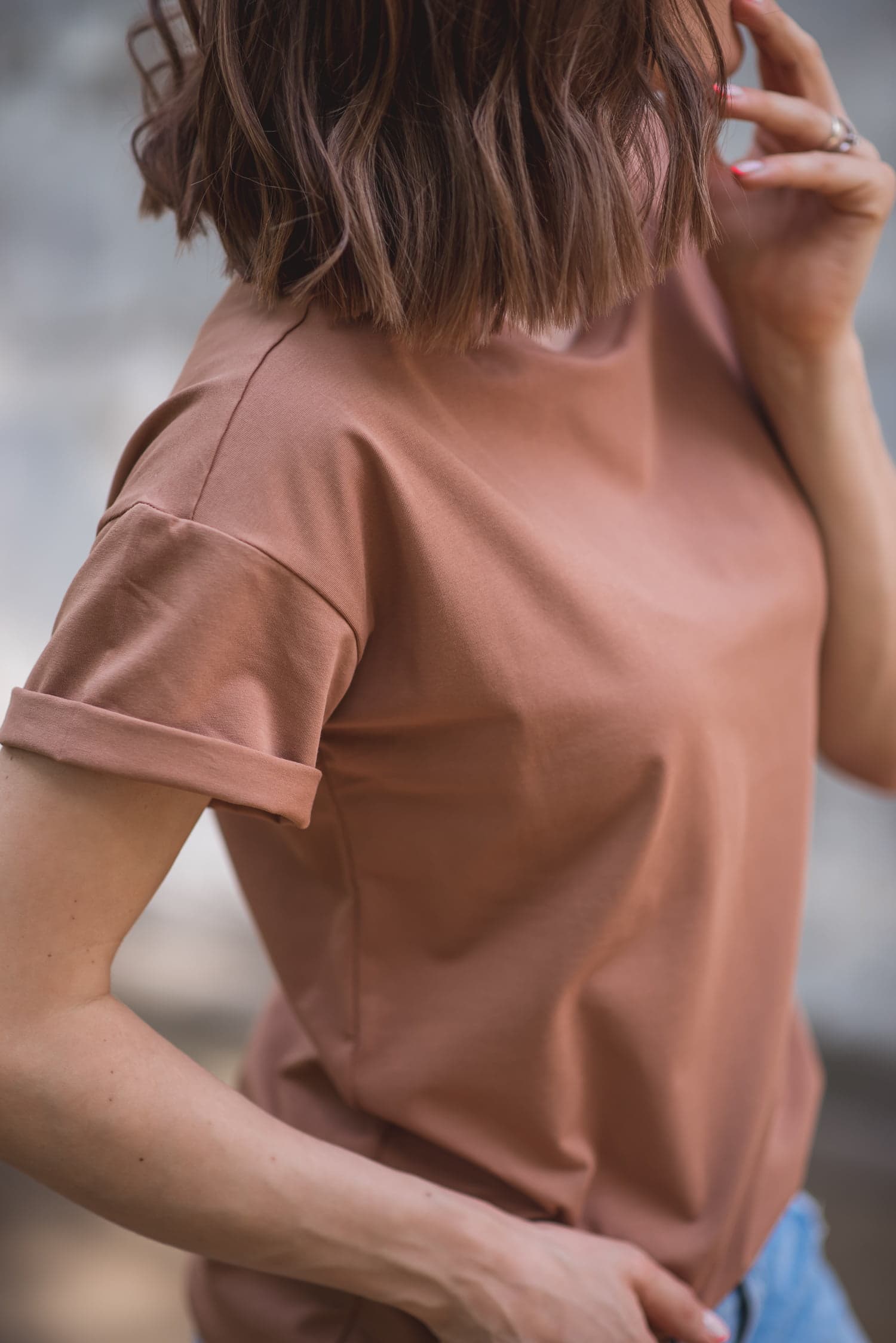 T-shirt klasyczny BASIC – brąz — zdjęcie 3