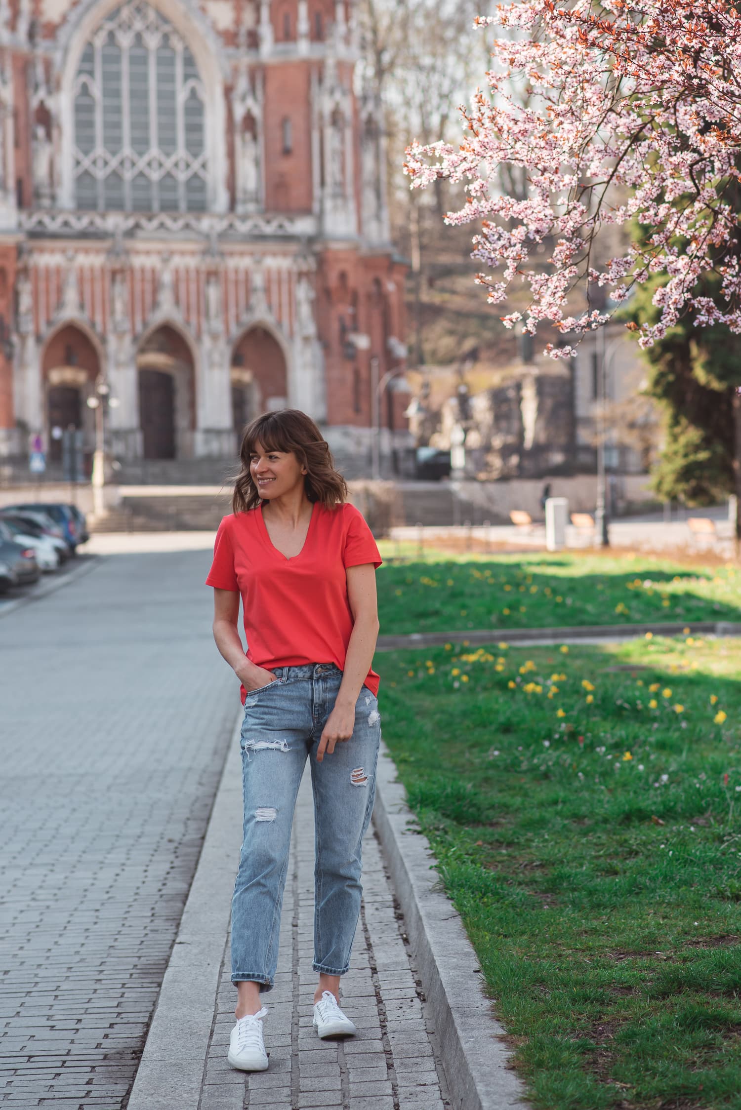 T-shirt BASIC V koralowy — zdjęcie 3