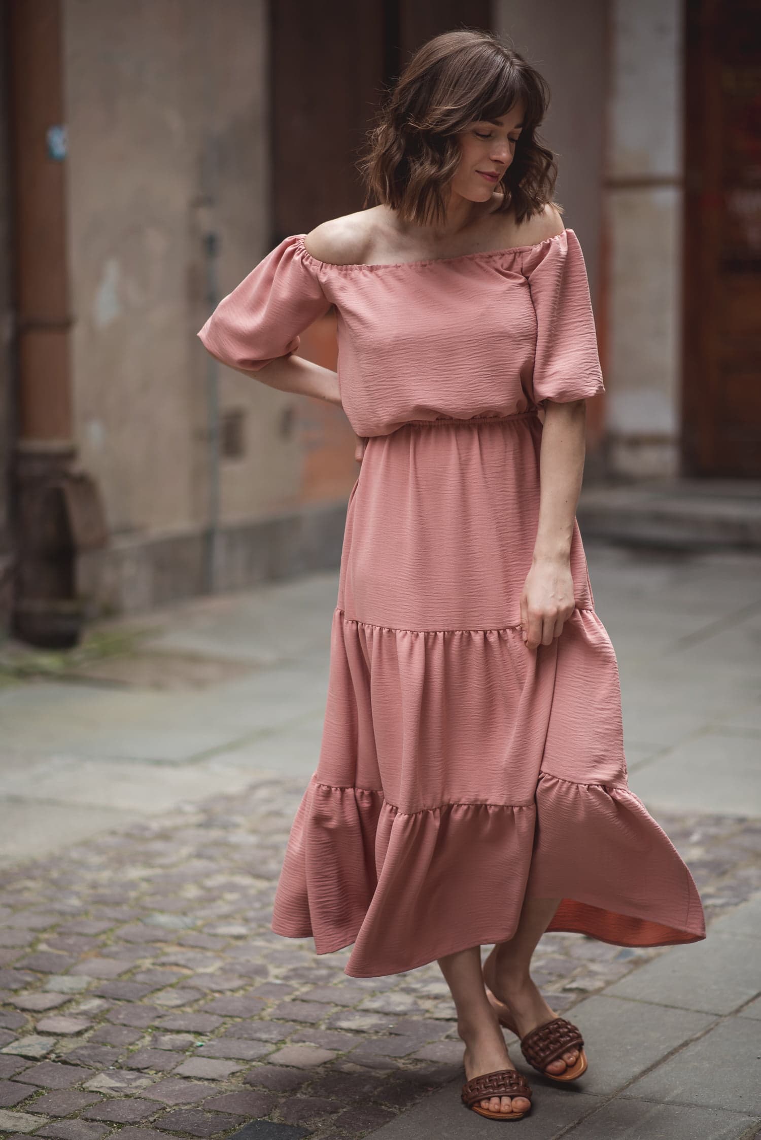 Sukienka PAOLA – brzoskwiniowy — zdjęcie 2
