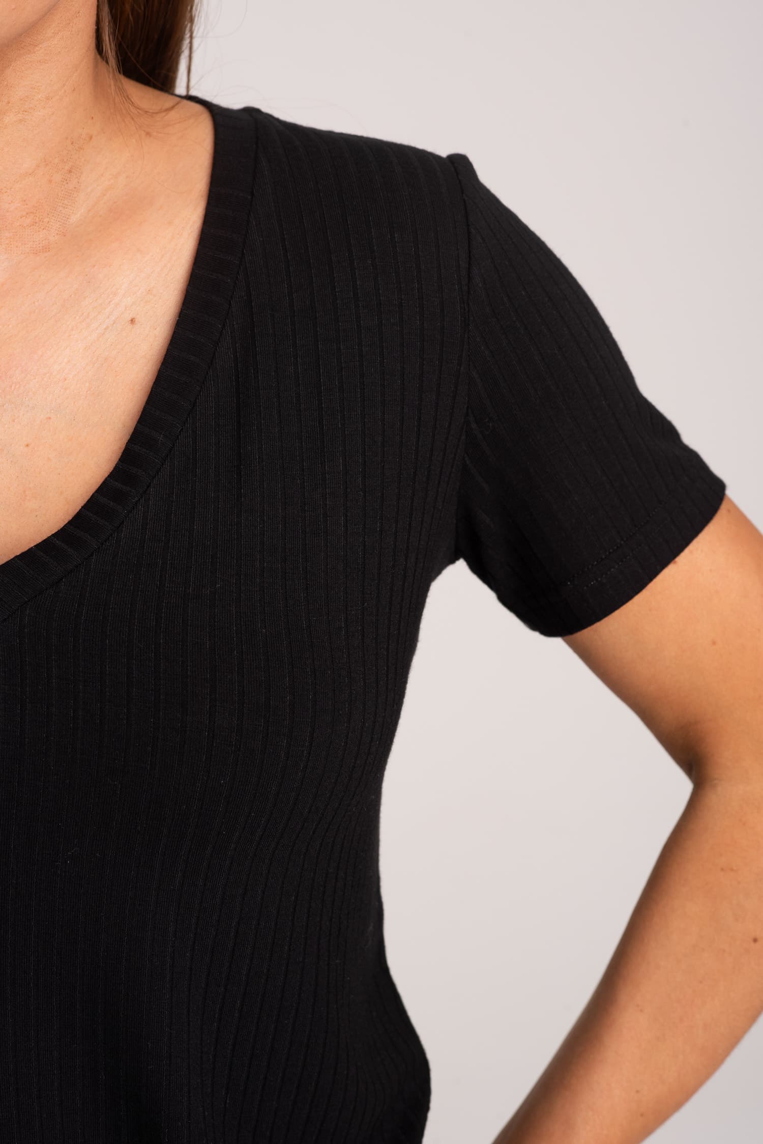 Czarny t-shirt z prążkowanej dzianiny Nita — zdjęcie 5
