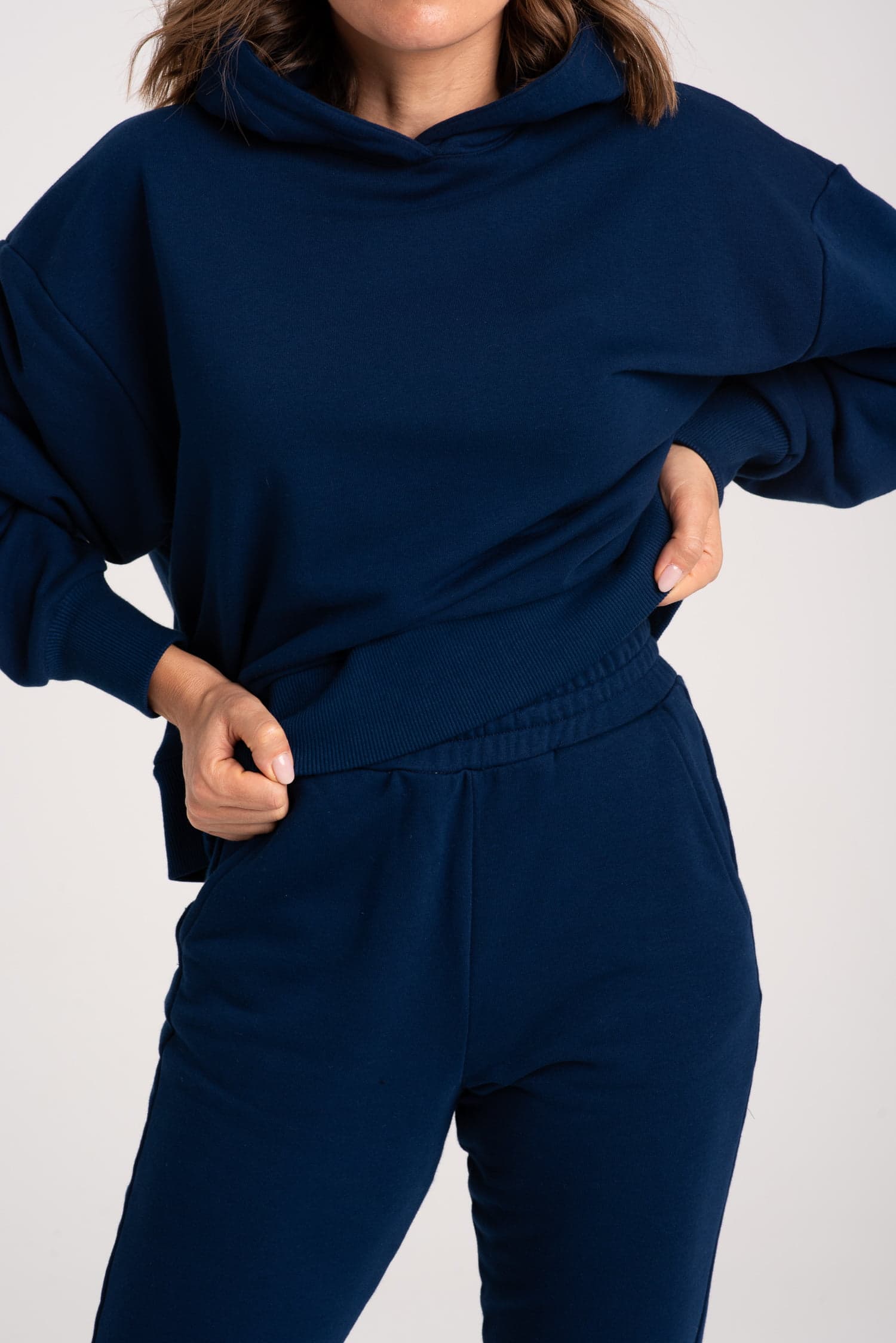 Komplet: granatowe spodnie dresowe z wysokim stanem + bluza z kapturem — zdjęcie 5