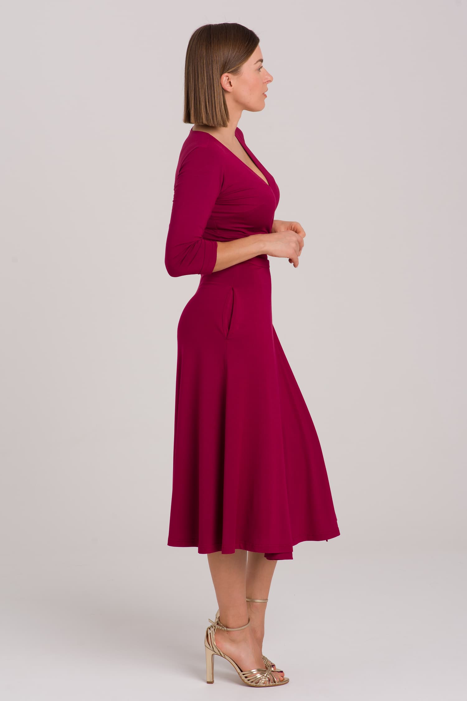 Bordowa sukienka kopertowa z modalu Red — zdjęcie 4