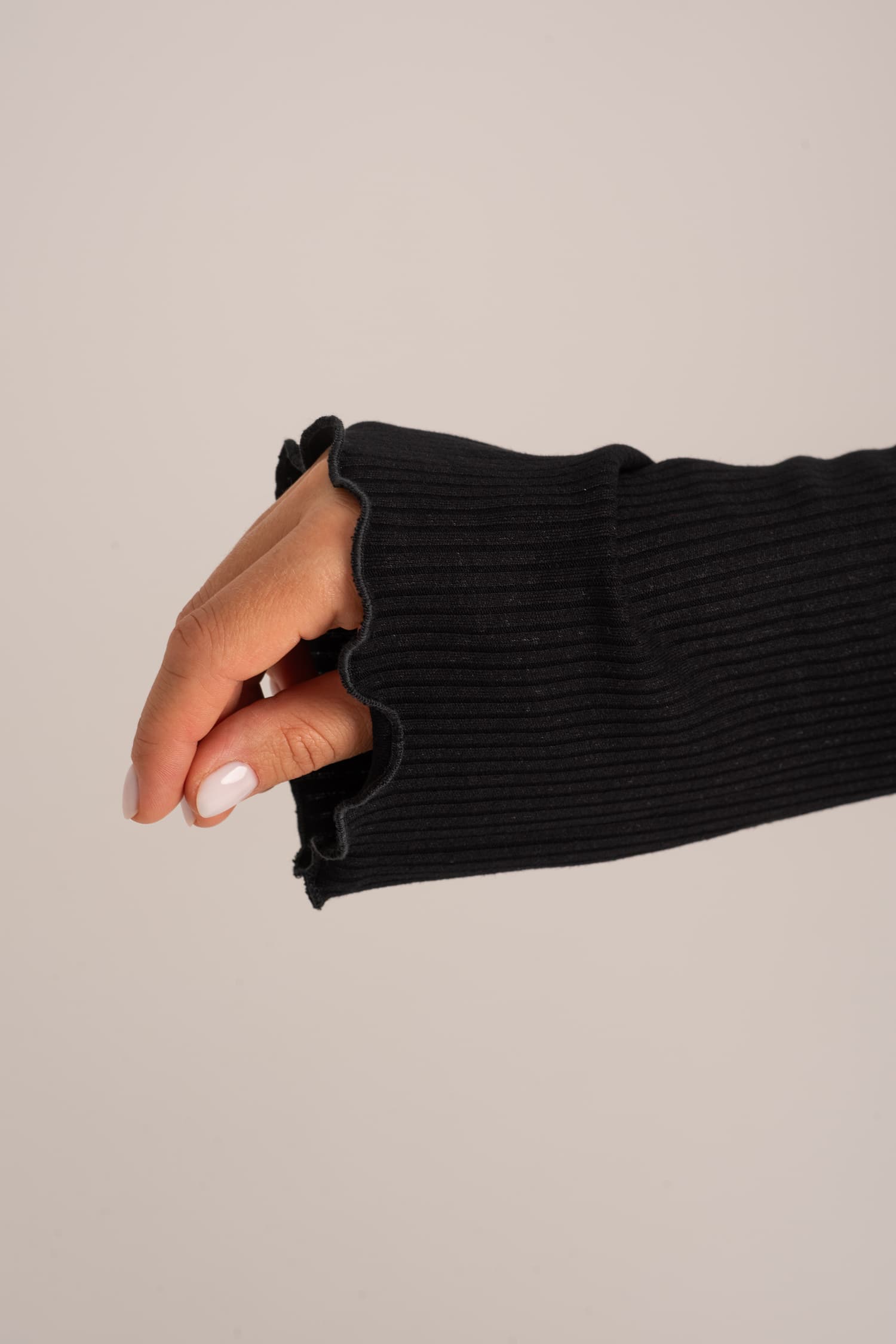 Czarny longsleeve Julie z prążkowanej dzianiny - zdjęcie 8