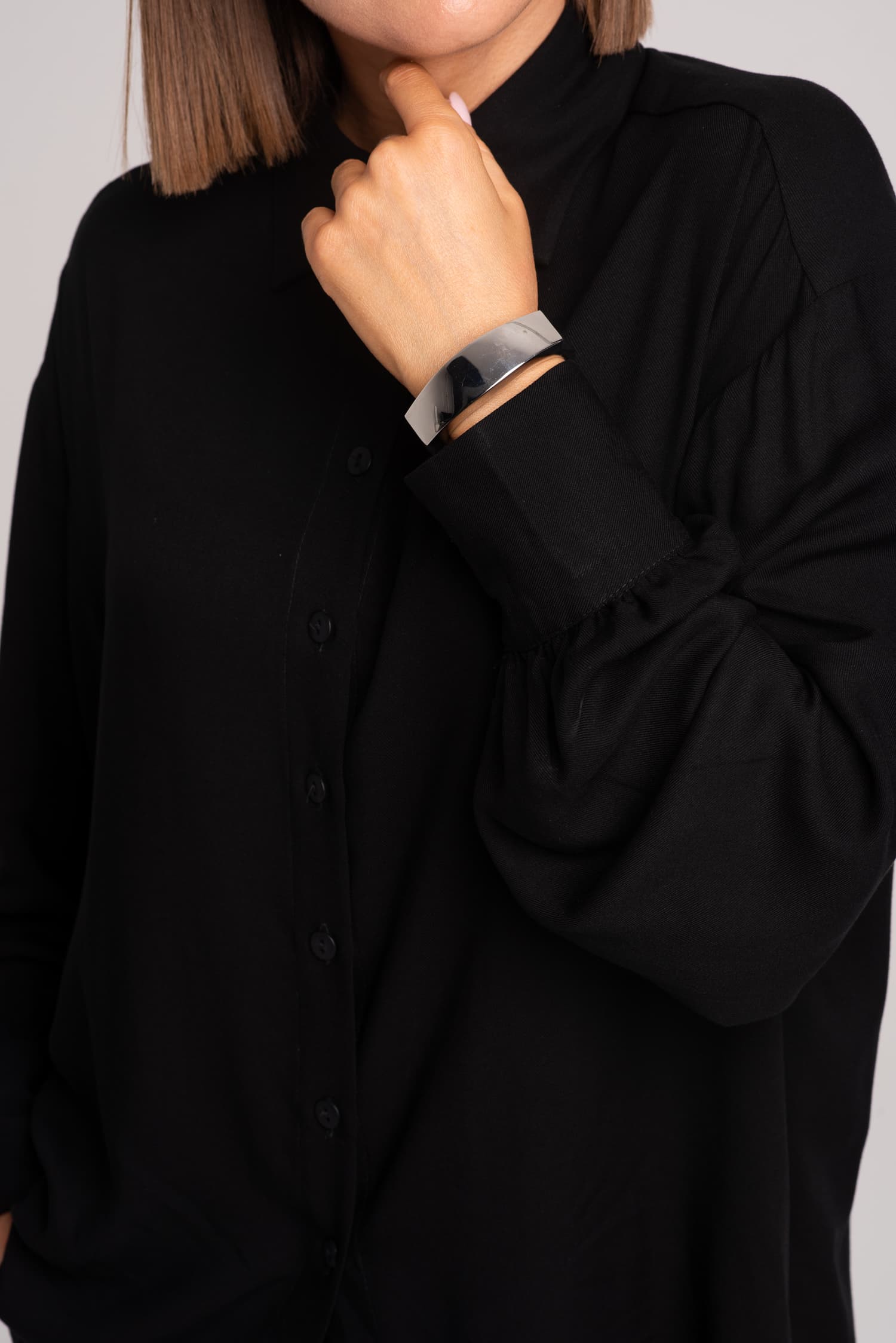 Czarna koszula z lejącej wiskozy Aurora - zdjęcie 5