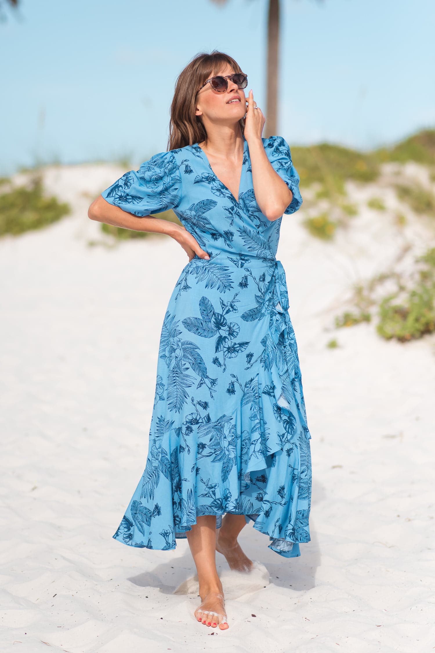 Sukienka kopertowa Kamili - niebieska - zdjęcie 4