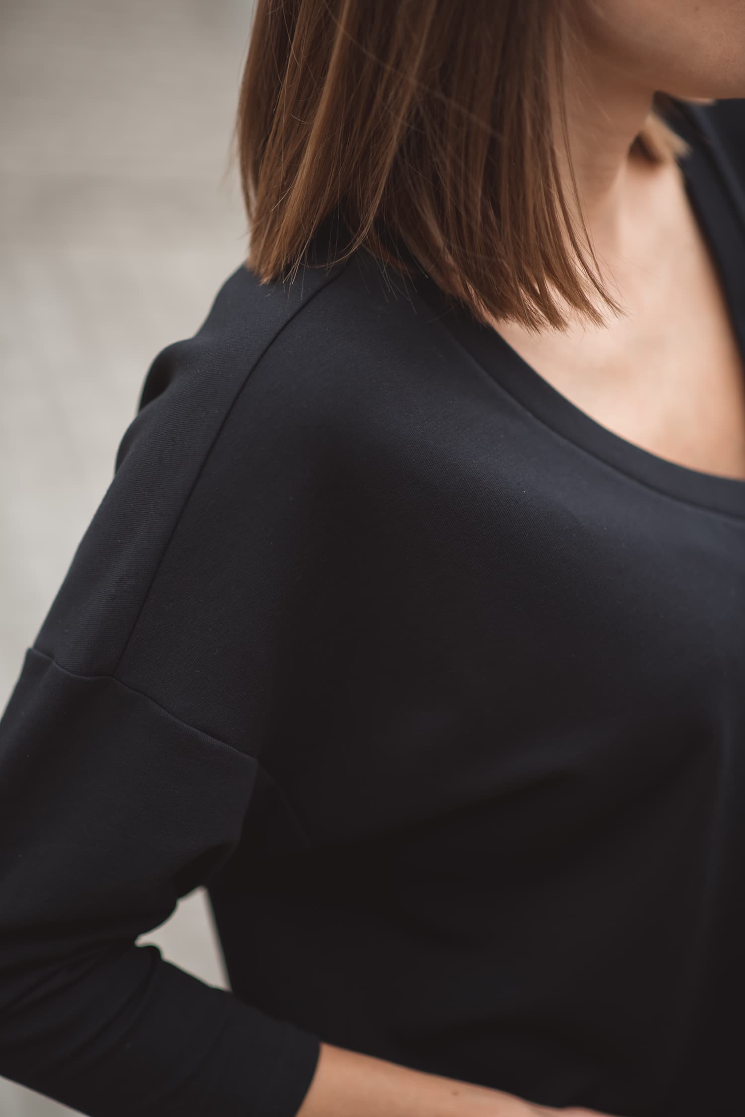 Bluza BASIC V – czarny - zdjęcie 3