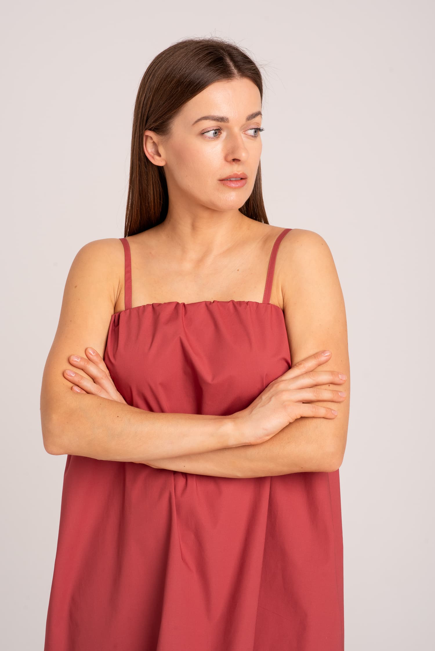 Ceglasta sukienka z odkrytymi ramionami Meave - zdjęcie 4