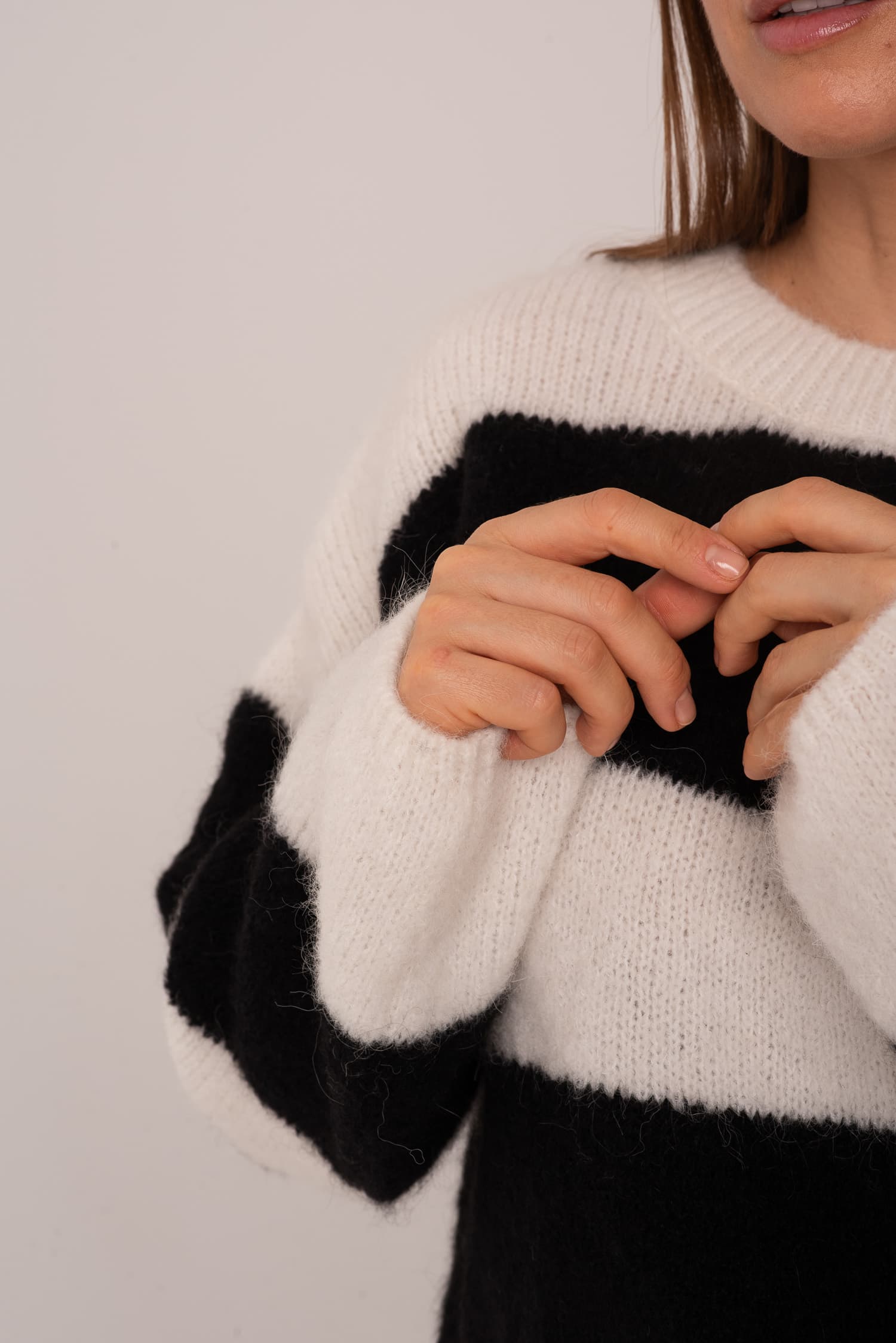 Czarno - biały sweter w pasy Sasha - zdjęcie 6