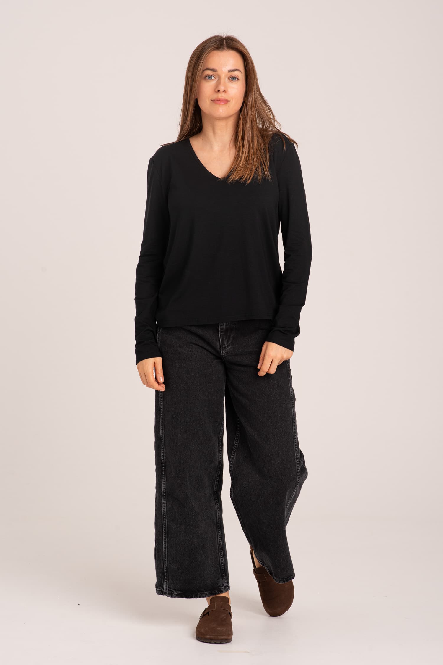 Czarna bluzka z długim rękawem i dekoltem V Aniela - zdjęcie 5