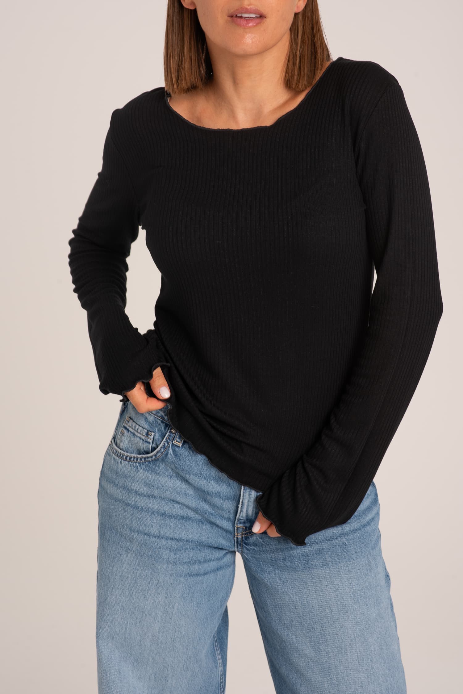 Czarny longsleeve Julie z prążkowanej dzianiny - zdjęcie 3