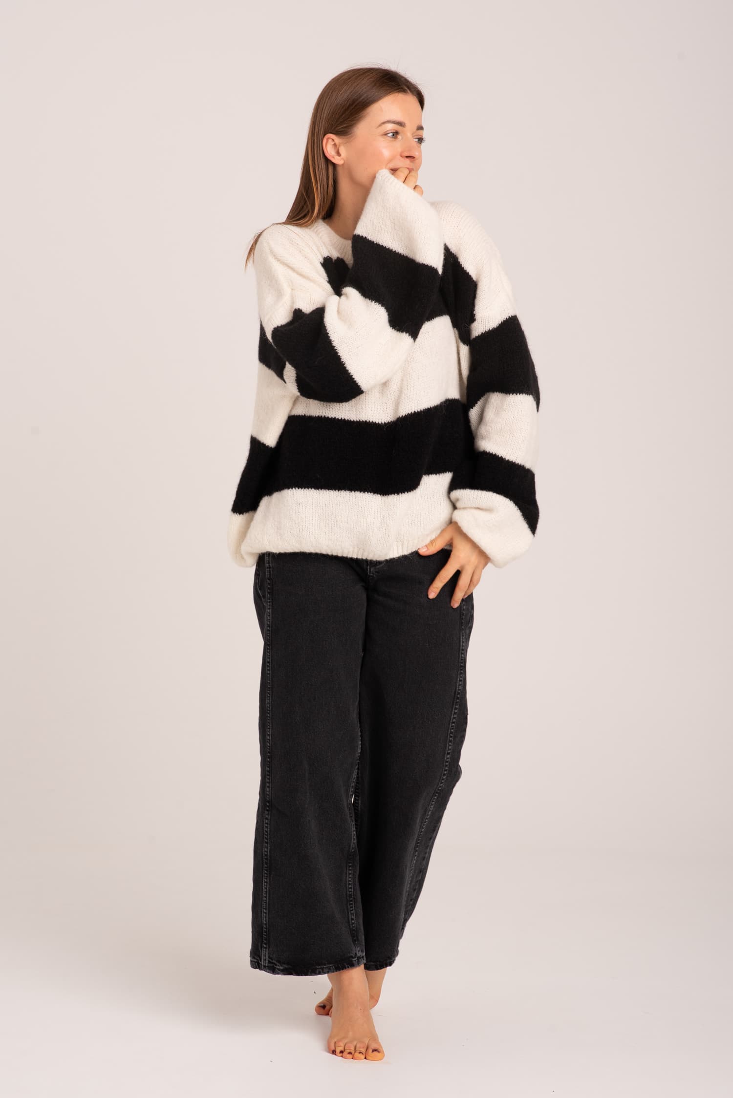 Czarno - biały sweter w pasy Sasha - zdjęcie 7