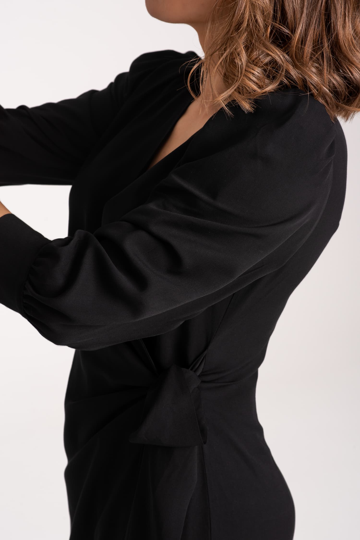 Czarna sukienka kopertowa DARLING - zdjęcie 5