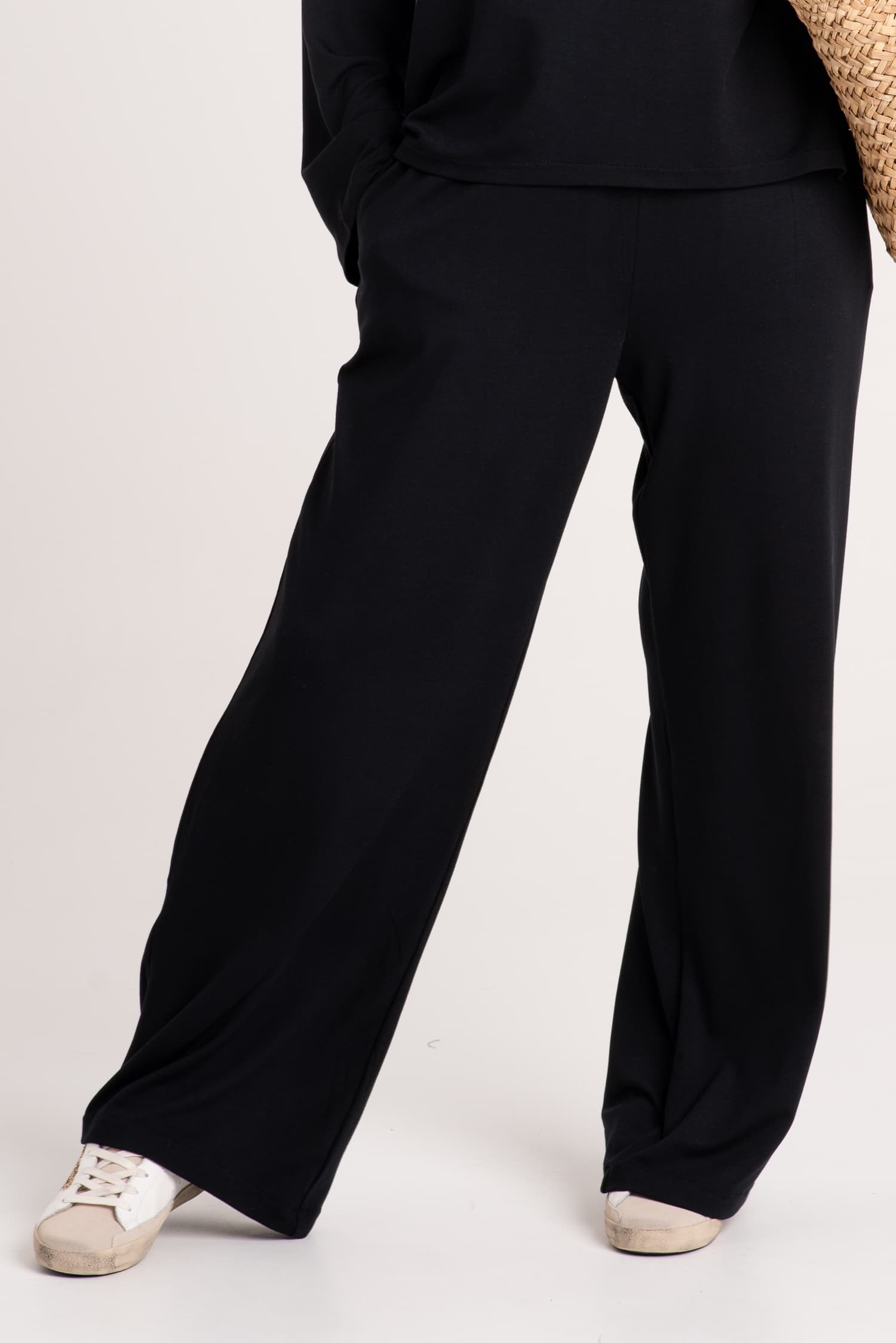 Czarne luźne spodnie z dzianiny z szerokimi nogawkami ROSE - zdjęcie 3