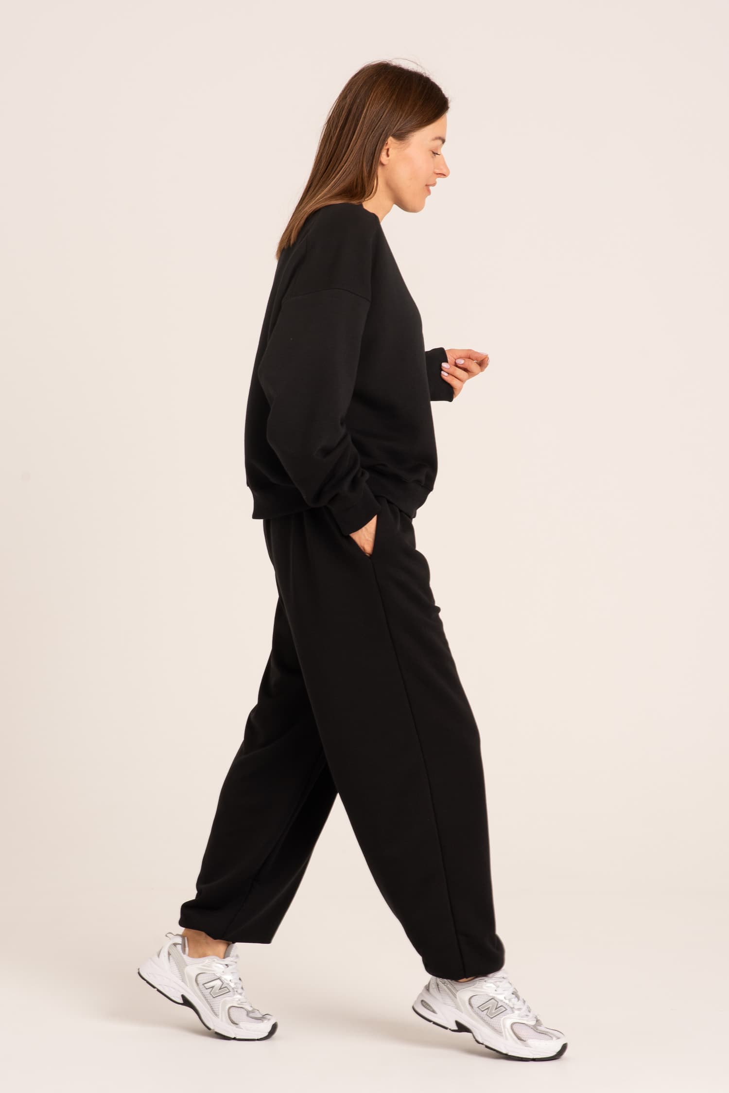 Czarne spodnie dresowe oversize Dalia - zdjęcie 4