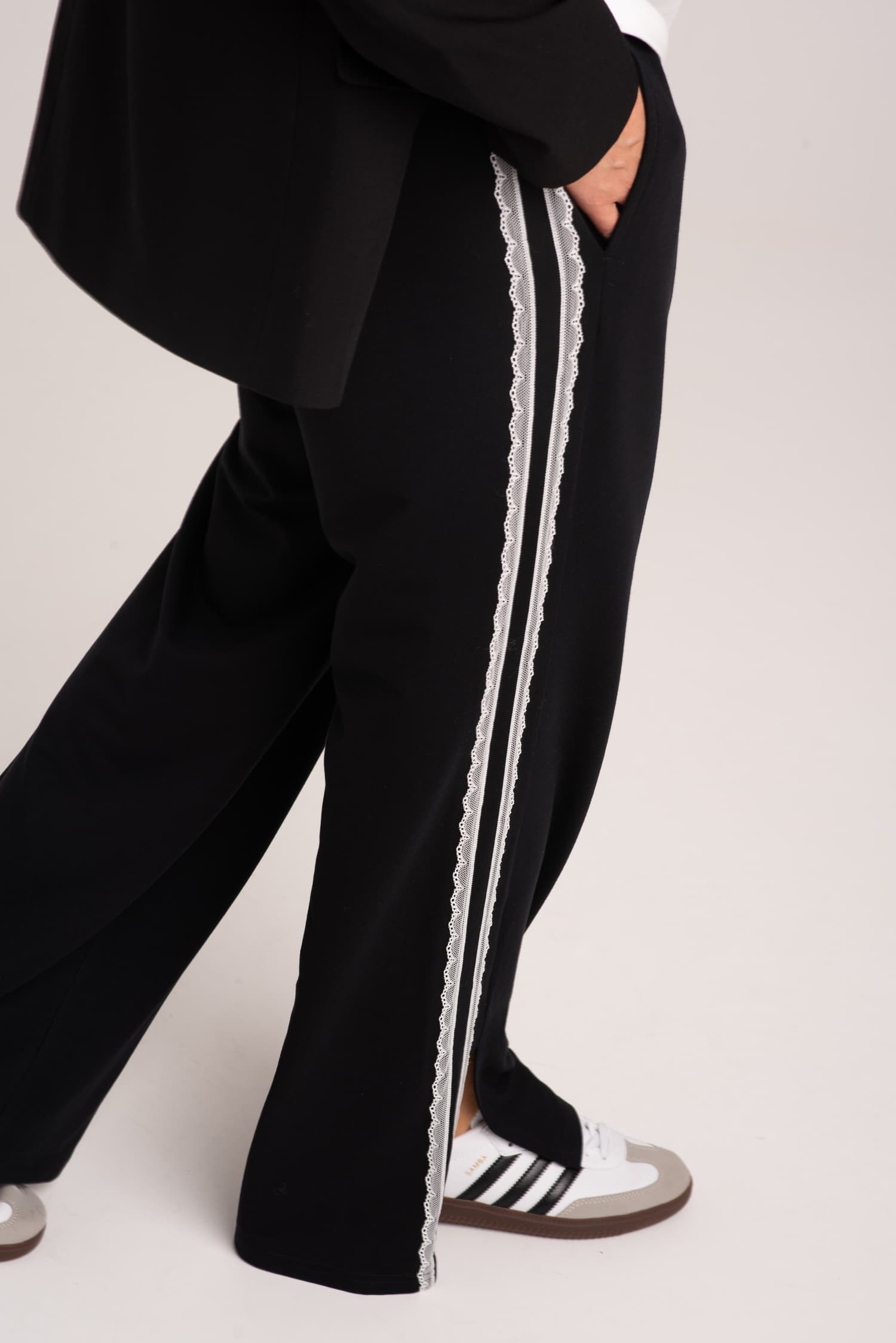 Czarne spodnie z lampasami Brigitte - zdjęcie 5