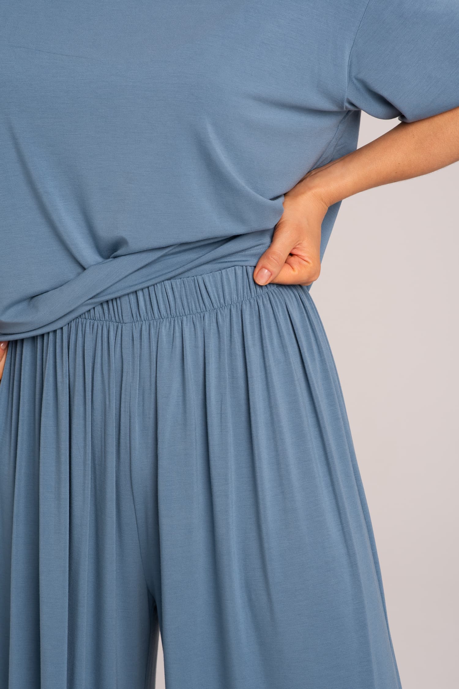 Błękitne luźne spodnie bambusowe Nina - zdjęcie 3