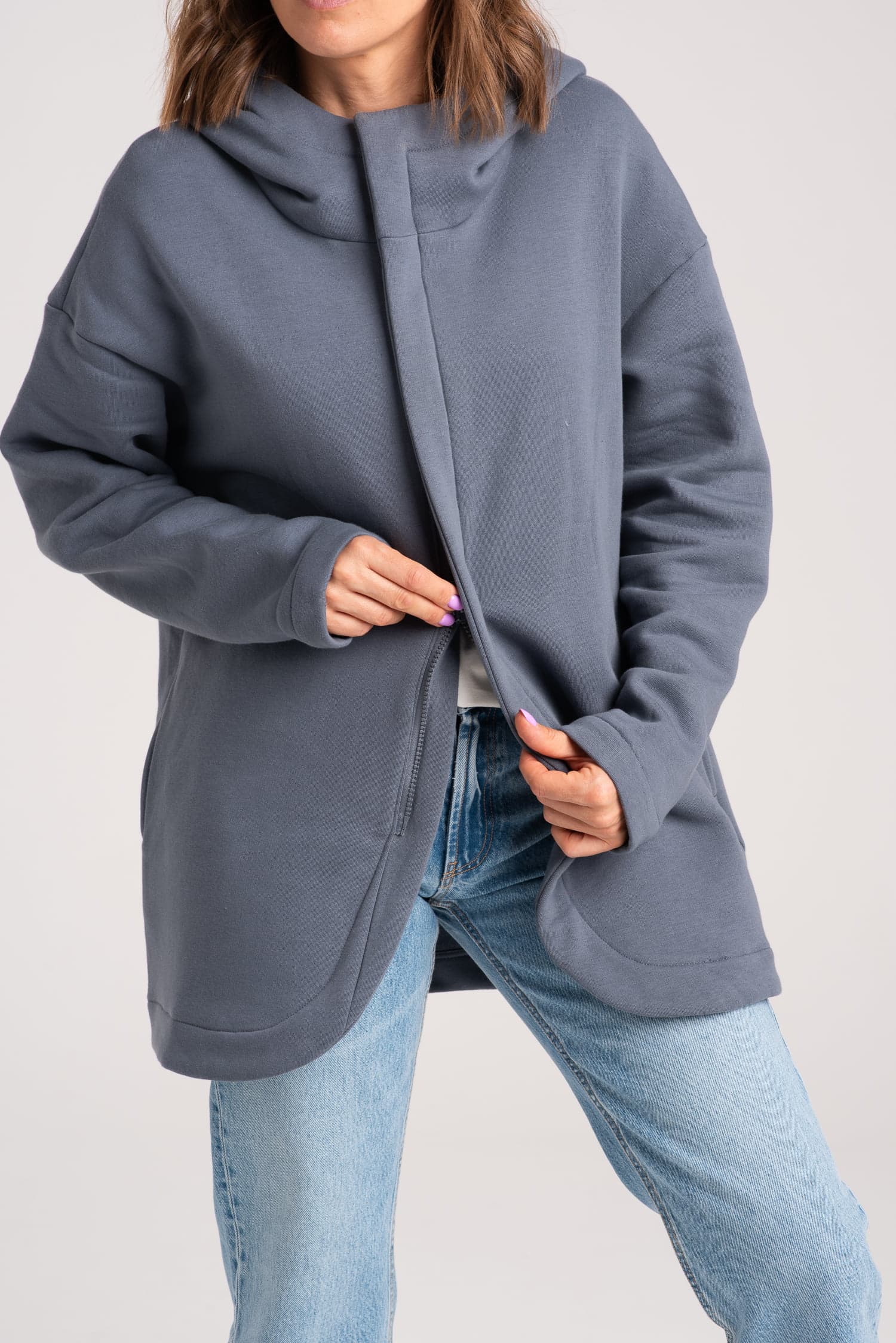 Szara zasuwana bluza damska NA OKRĄGŁO - zdjęcie 5