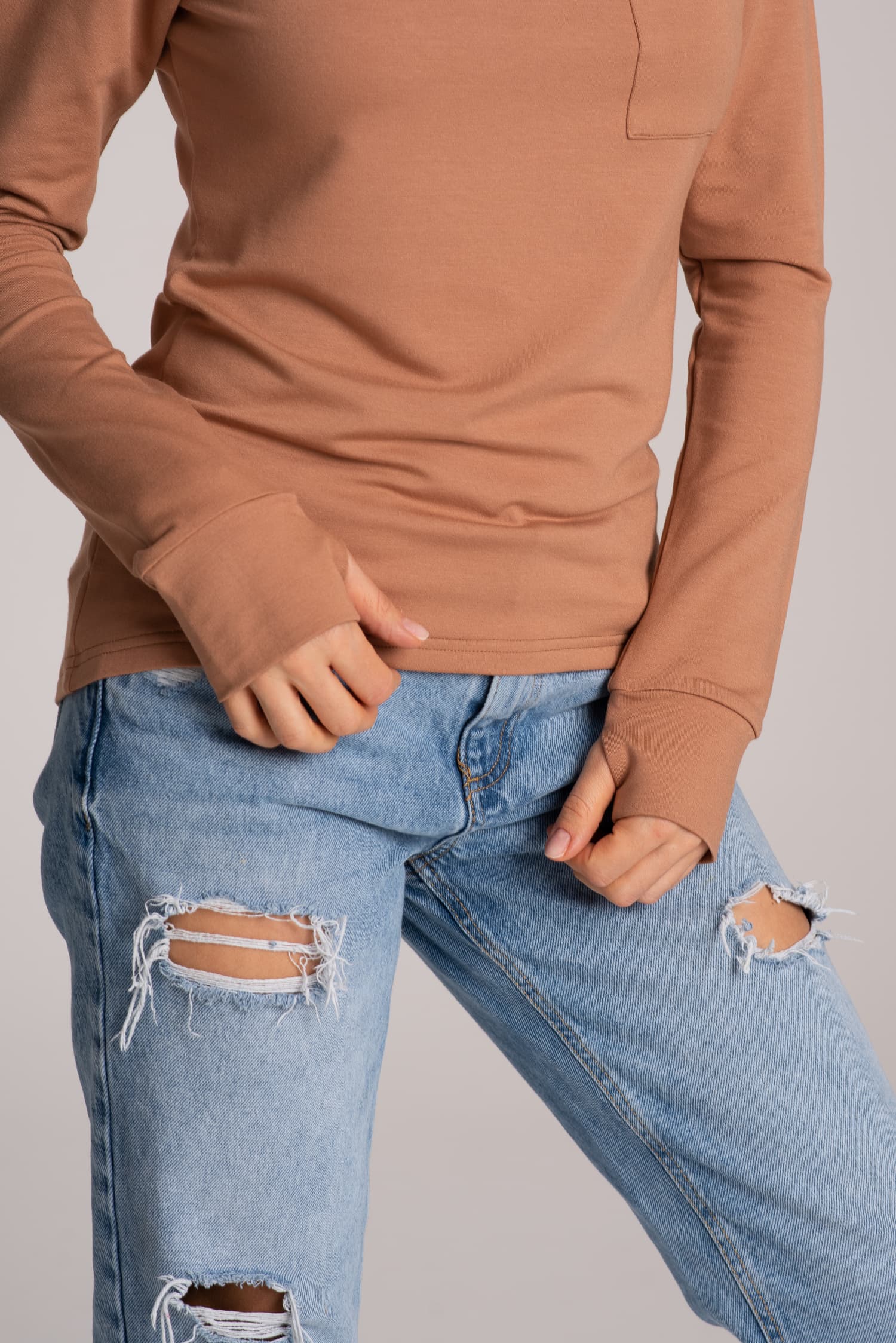 Longsleeve z kieszonką BASIC – camel - zdjęcie 5