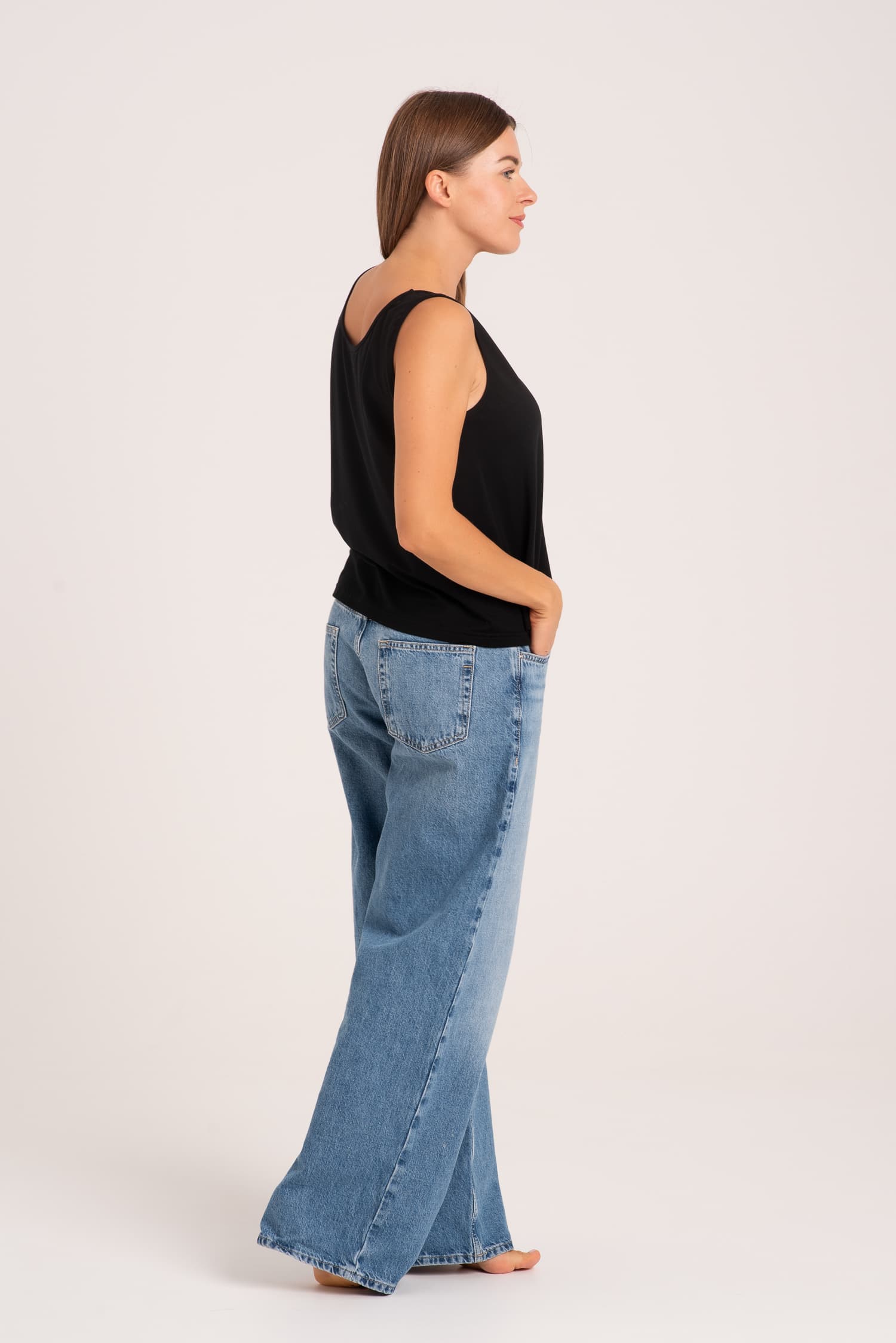 Czarny top na szerokich ramiączkach - zdjęcie 5