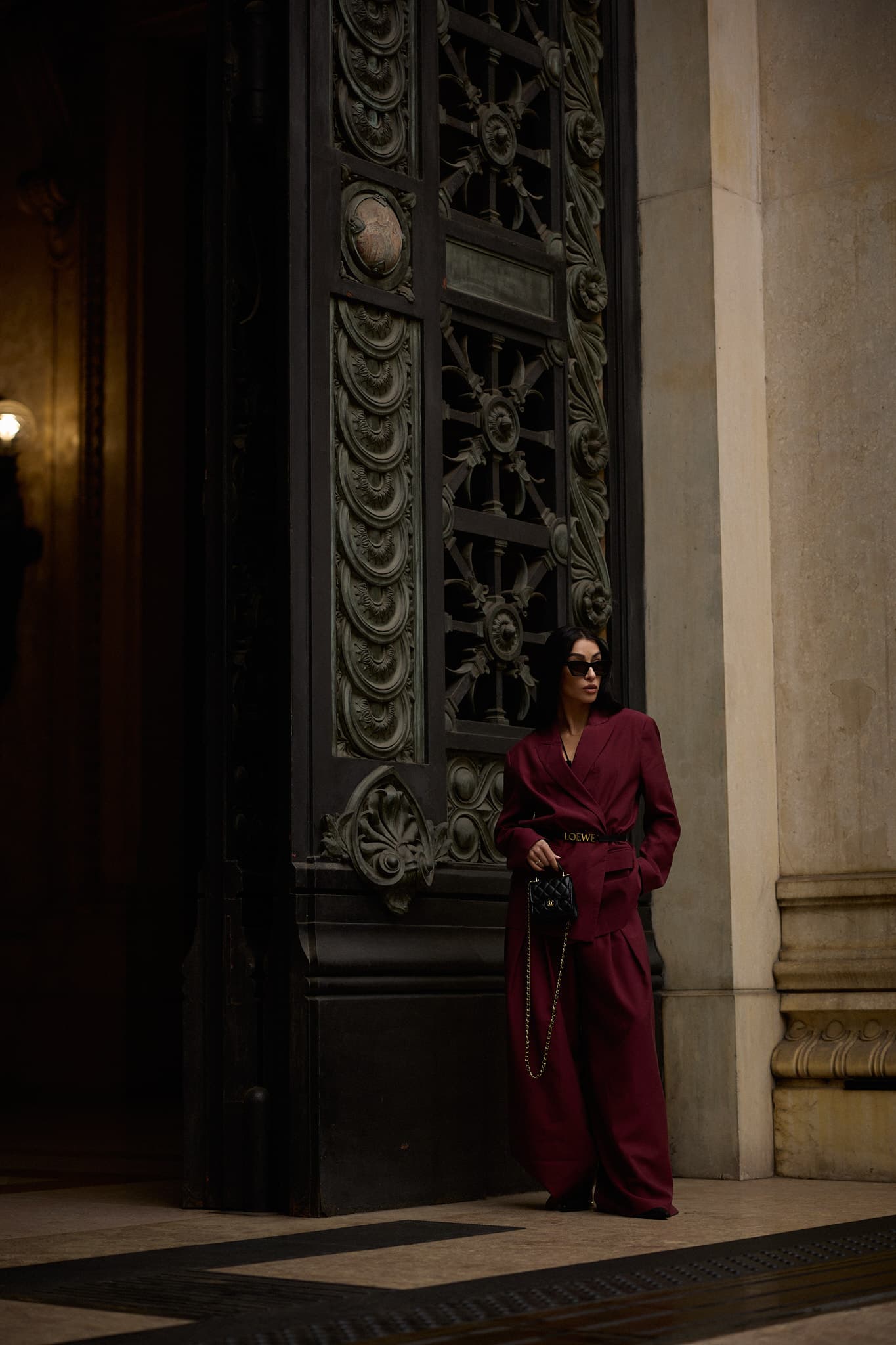 Bordowe spodnie z szerokimi nogawkami Victoria - zdjęcie 9