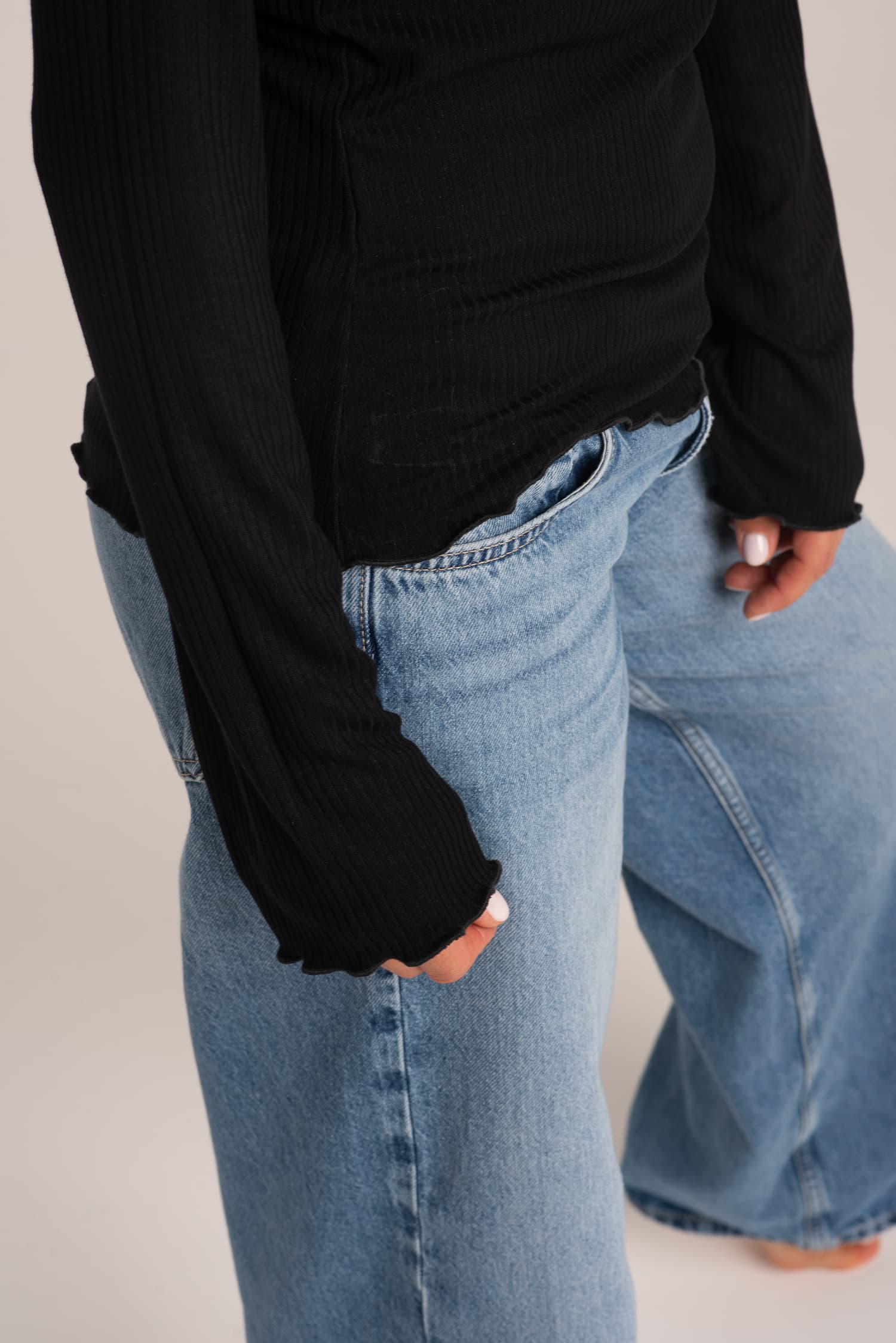 Czarny longsleeve Julie z prążkowanej dzianiny - zdjęcie 5