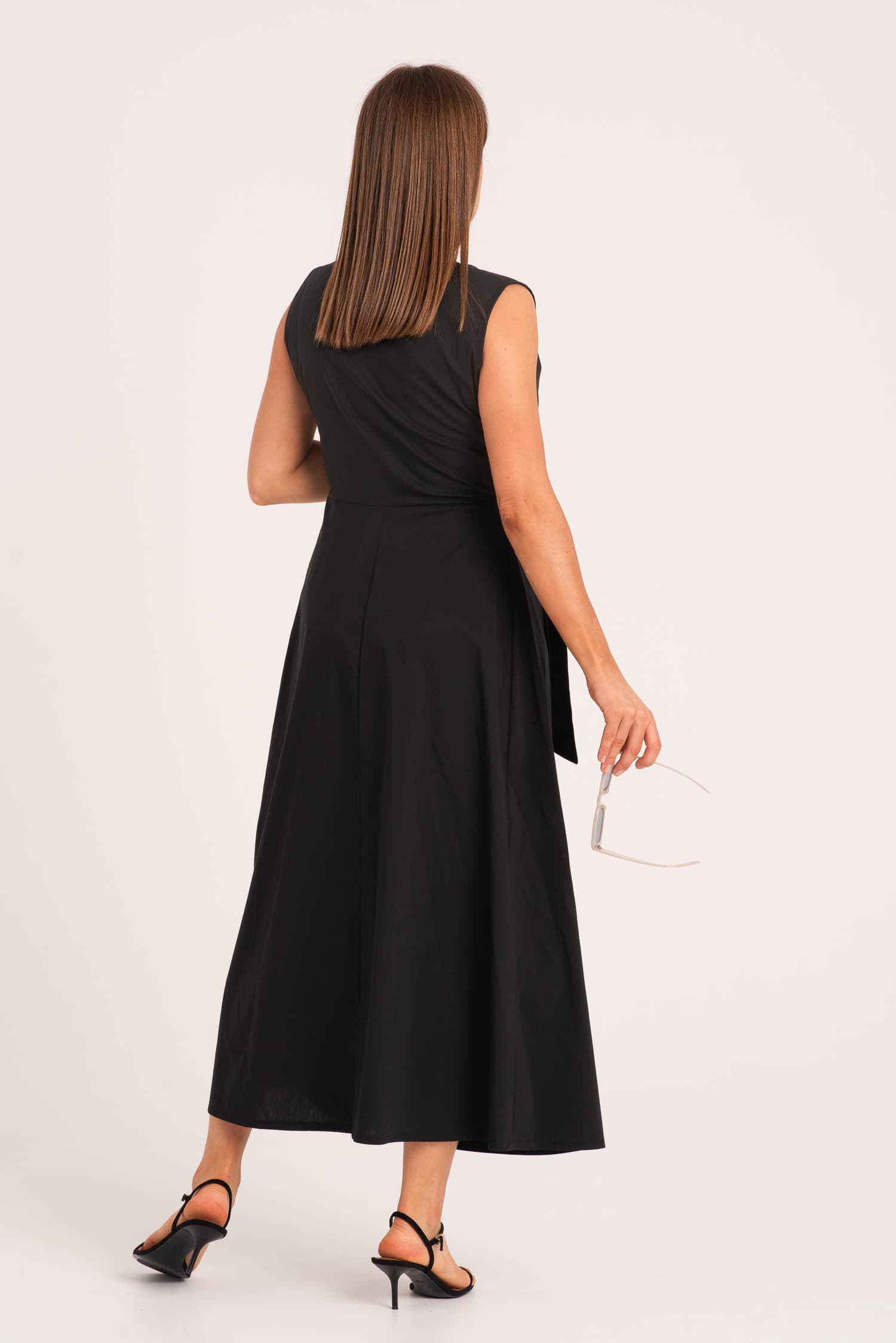 Czarna letnia sukienka midi bez rękawów Alba - zdjęcie 4