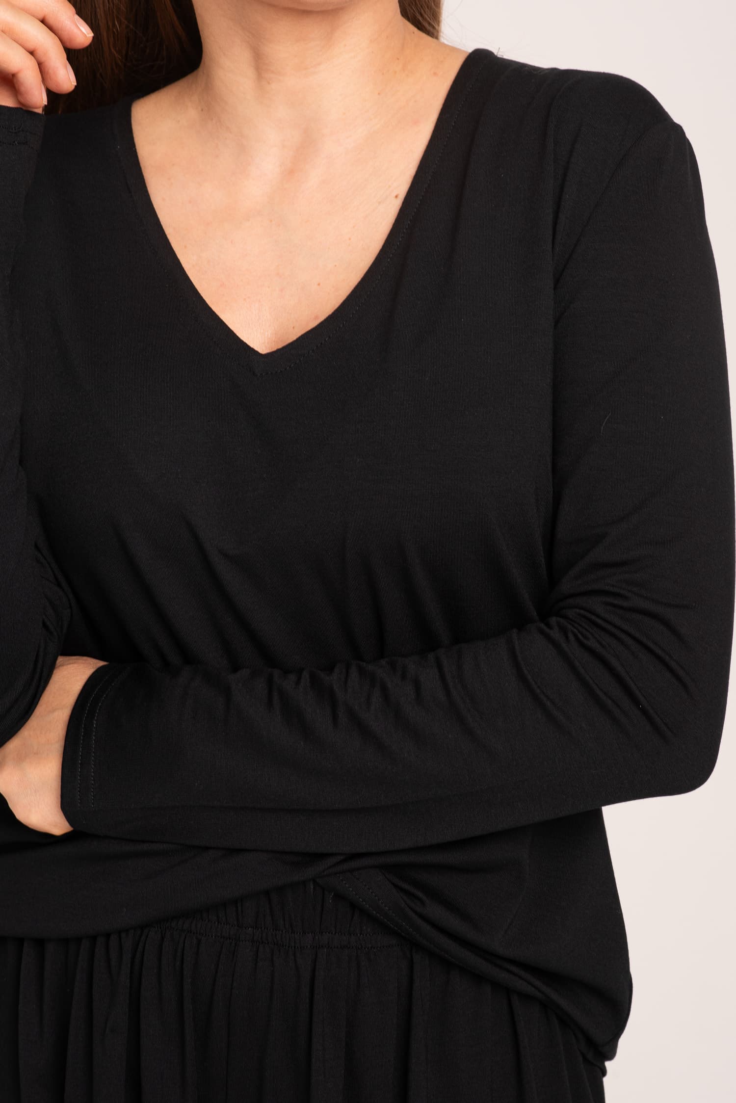 Czarna bluzka z długim rękawem i dekoltem V Aniela - zdjęcie 7