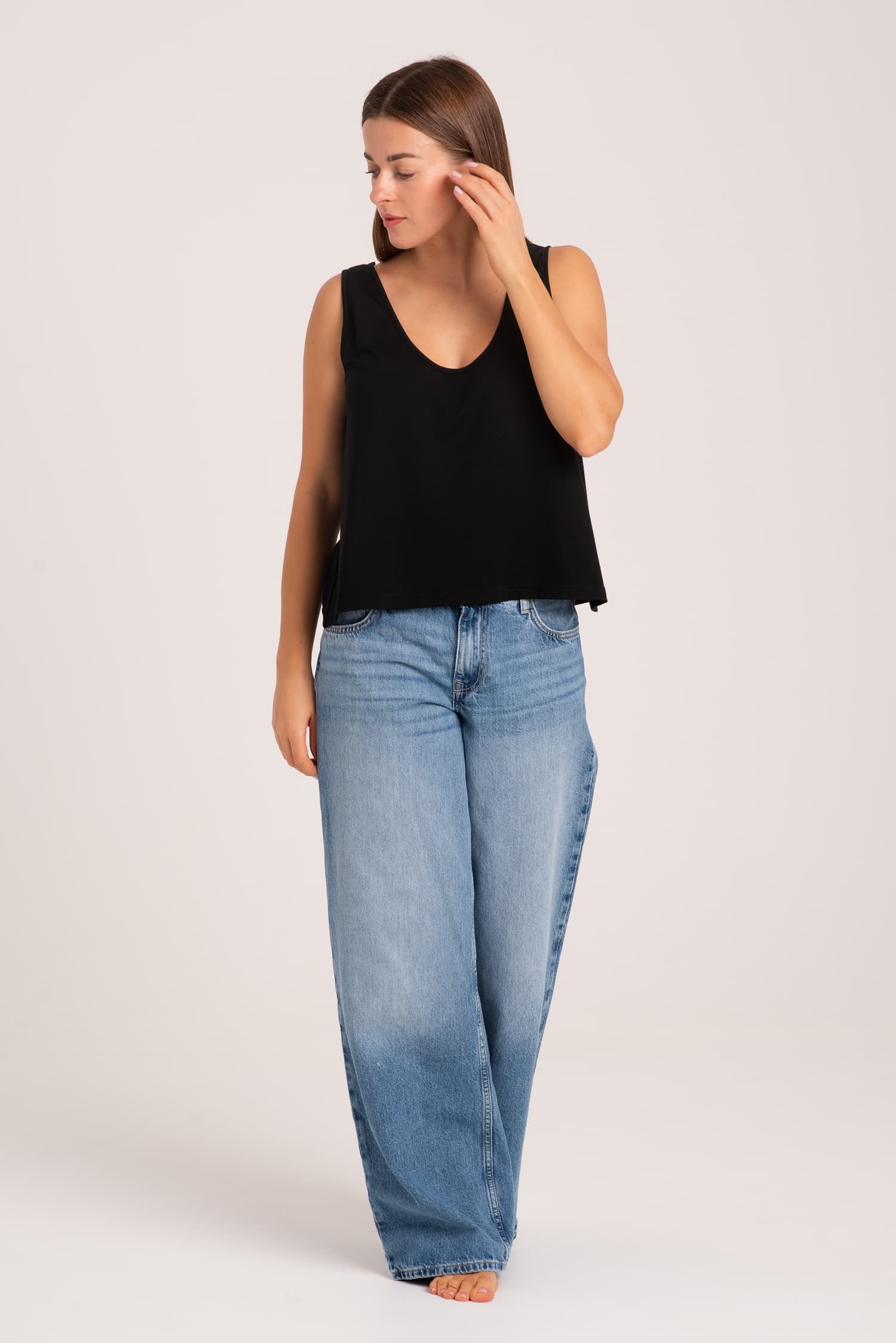 Czarny top na szerokich ramiączkach - zdjęcie 3