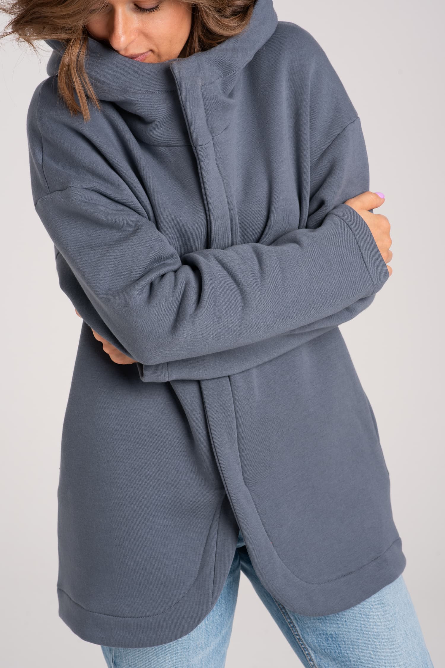 Szara zasuwana bluza damska NA OKRĄGŁO - zdjęcie 3