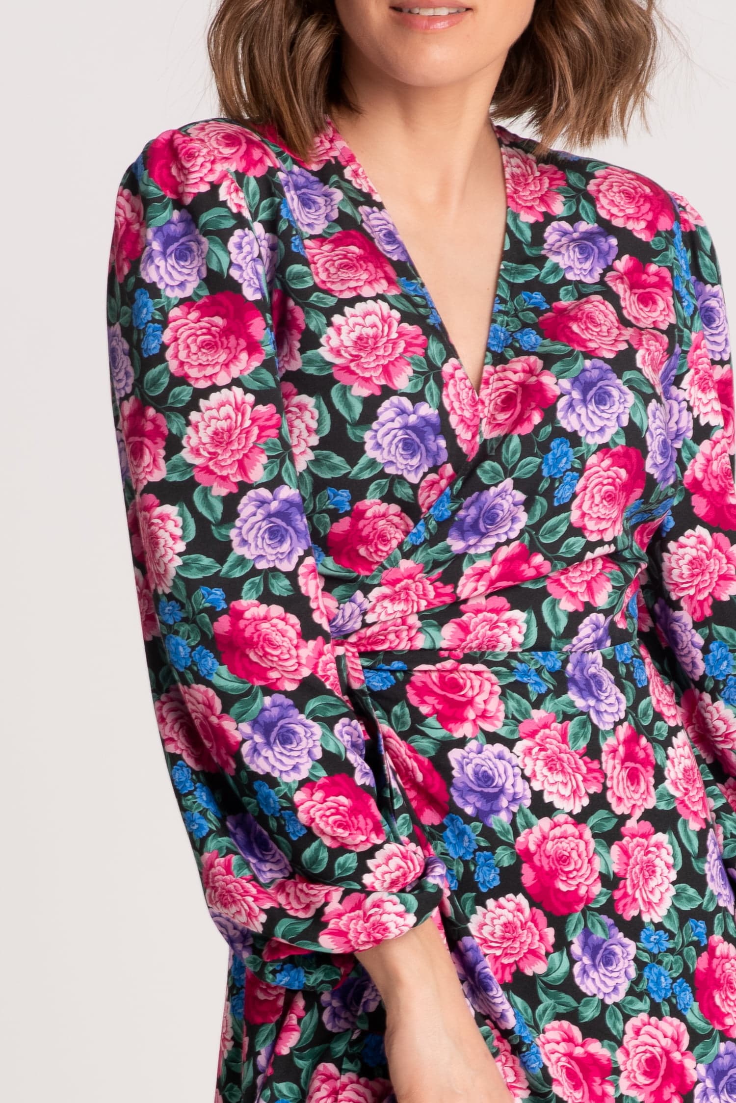 Sukienka kopertowa LOVE – róże - zdjęcie 4