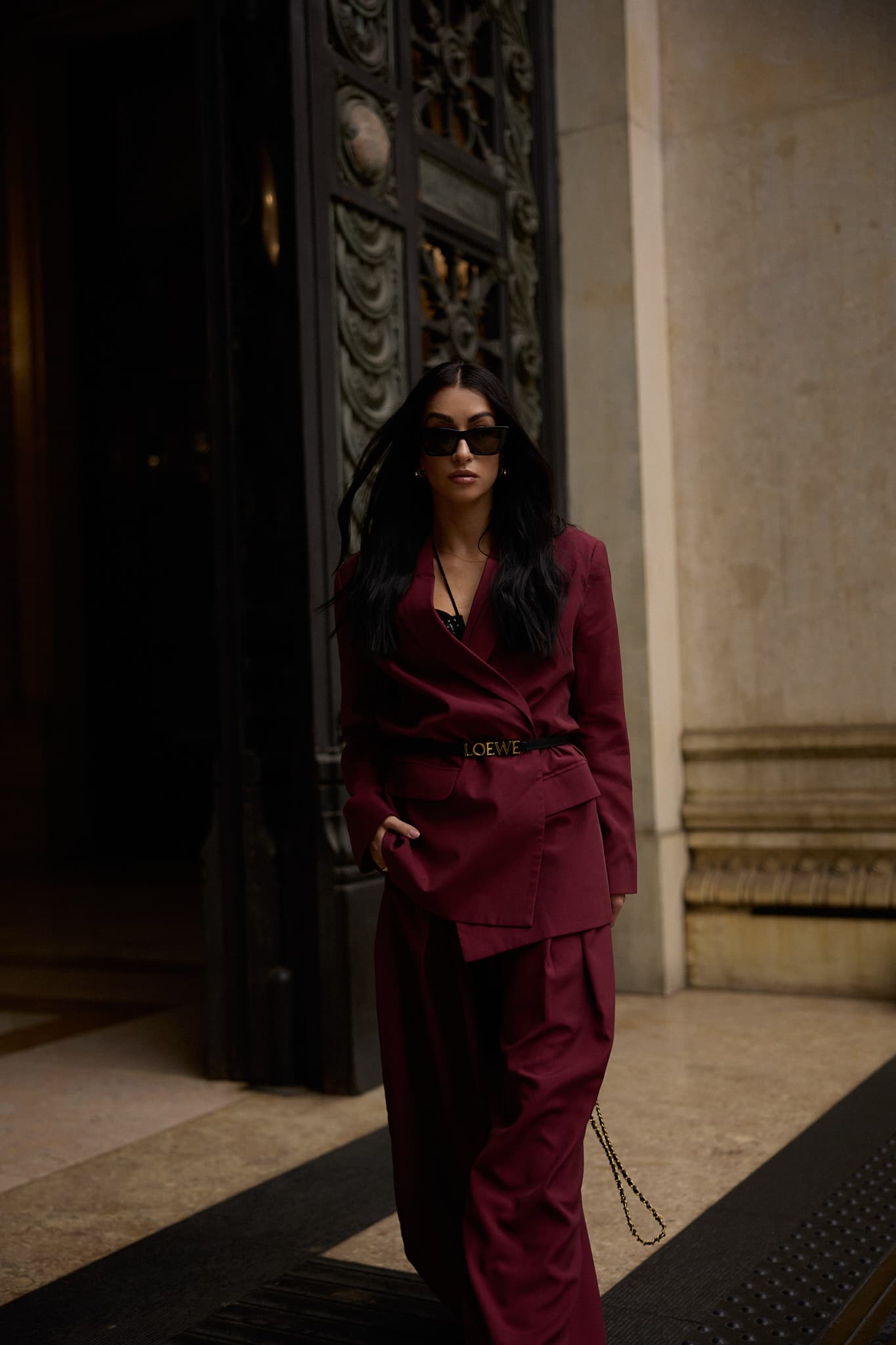 Bordowe spodnie z szerokimi nogawkami Victoria - zdjęcie 12