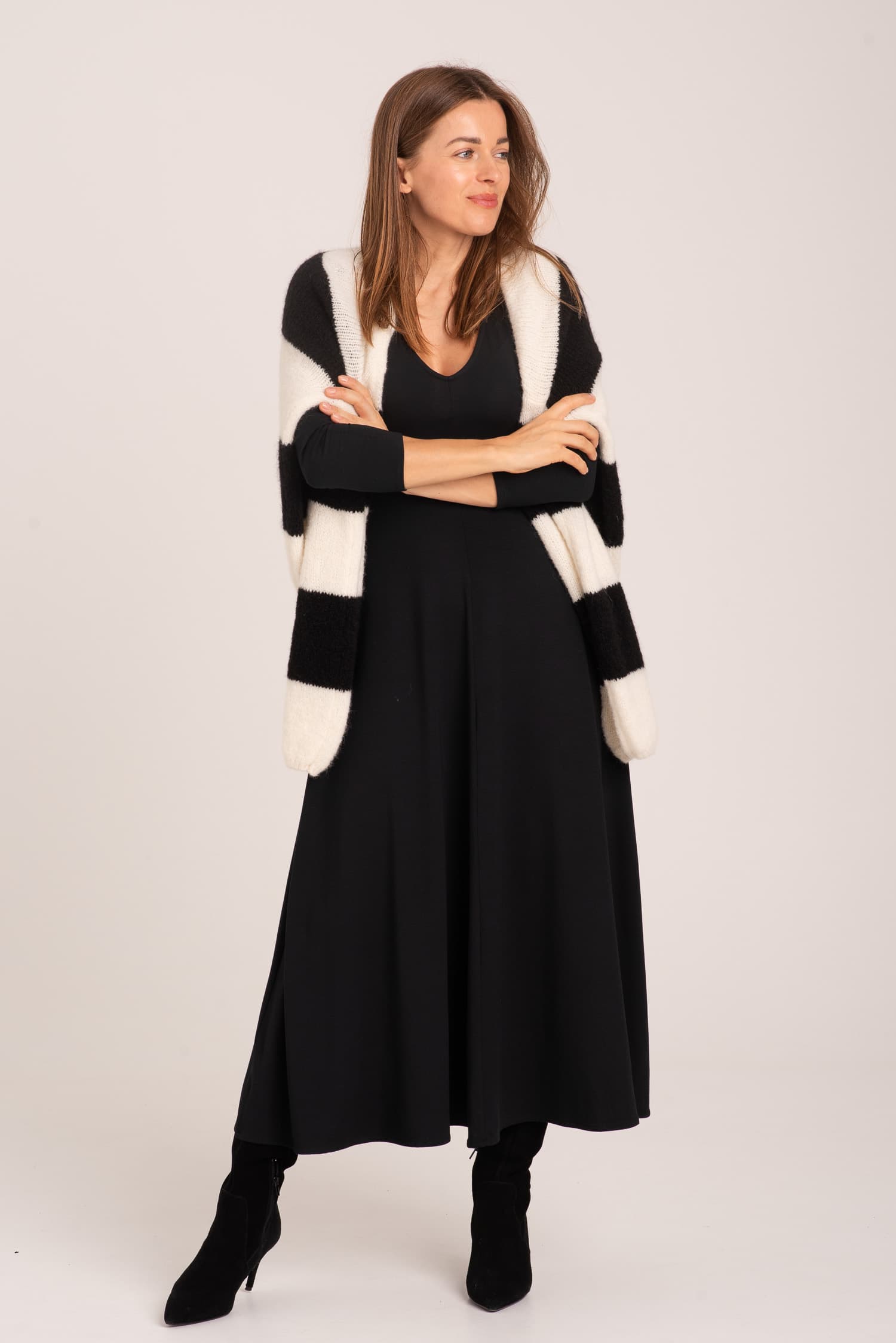 Czarna sukienka z długim rękawem Antonia long - zdjęcie 6