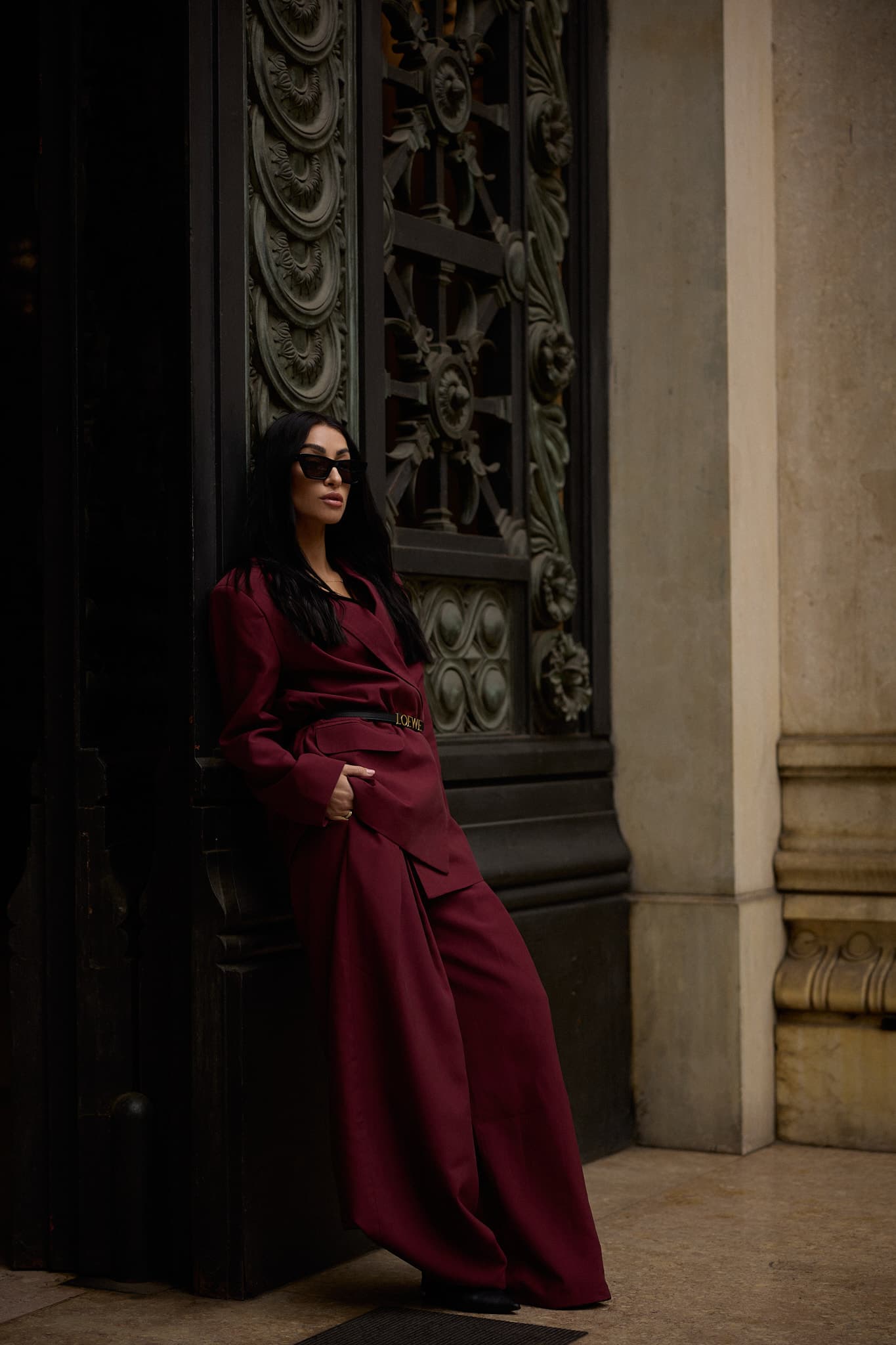 Bordowe spodnie z szerokimi nogawkami Victoria - zdjęcie 11