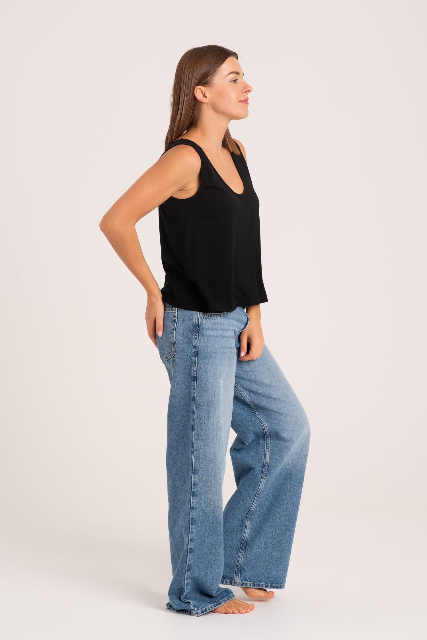 Czarny top na szerokich ramiączkach - zdjęcie 4