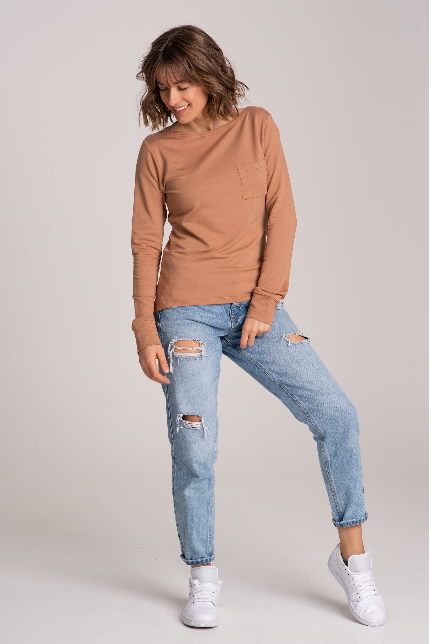 Longsleeve z kieszonką BASIC – camel - zdjęcie 4