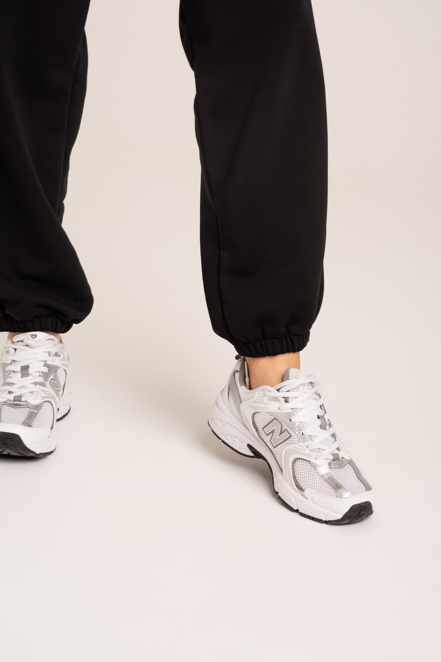 Czarne spodnie dresowe oversize Dalia - zdjęcie 5