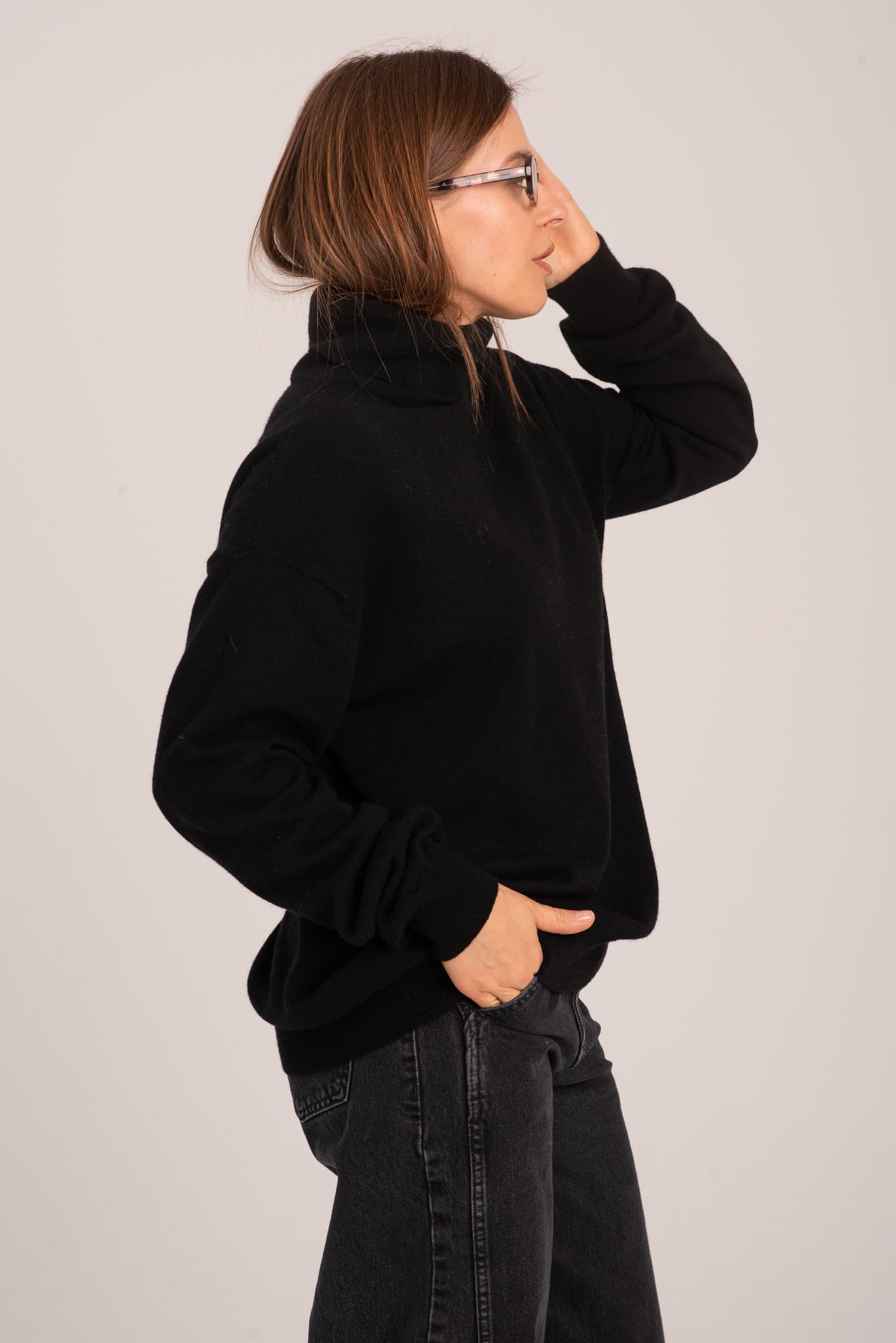 Czarny klasyczny golf damski Monica - zdjęcie 3