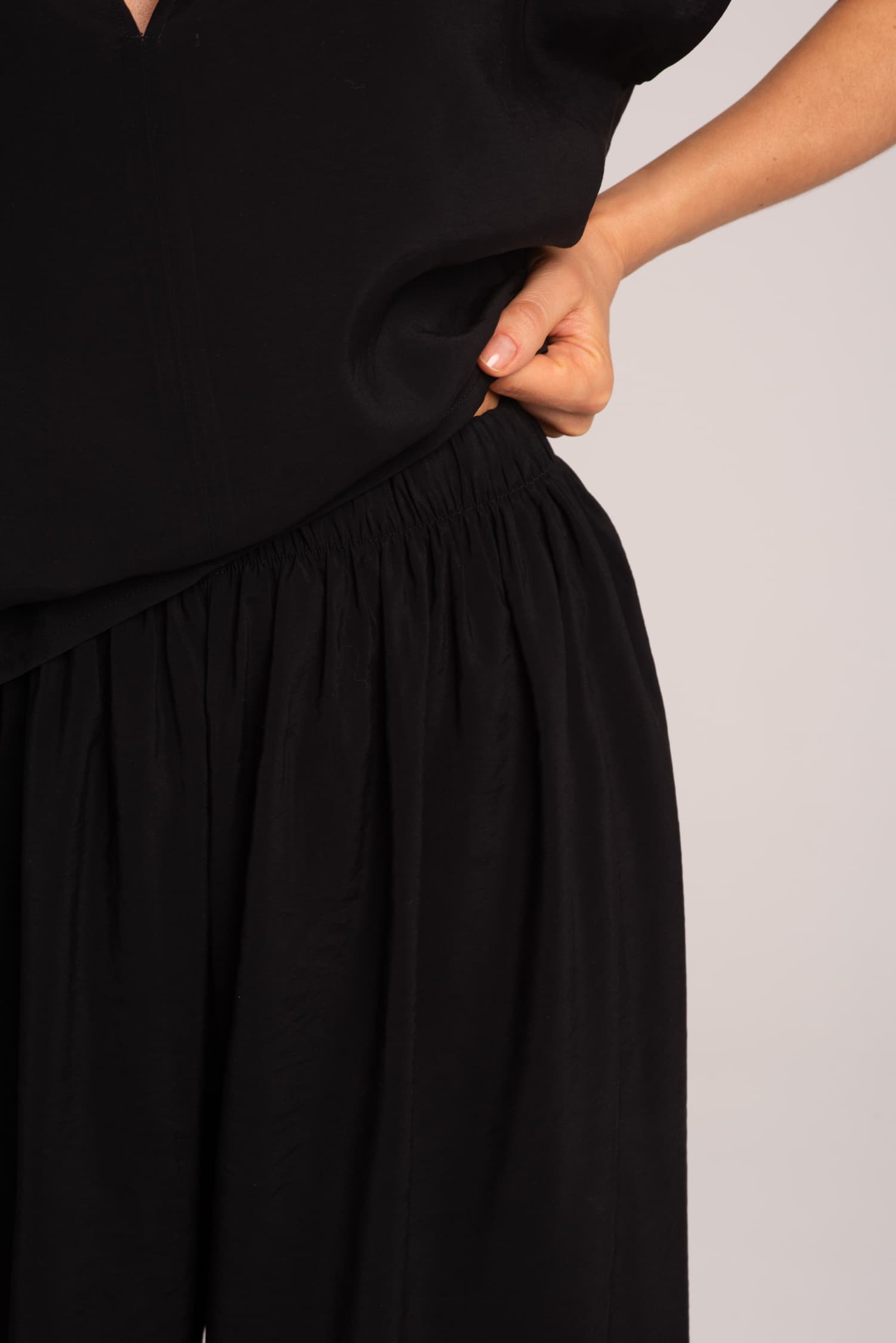 Czarne szerokie spodnie z wiskozy Harmony - zdjęcie 5